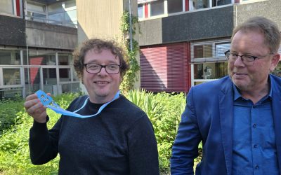 Schützenkönig Stefan Kremer verleiht Orden am Gymnasium Norf